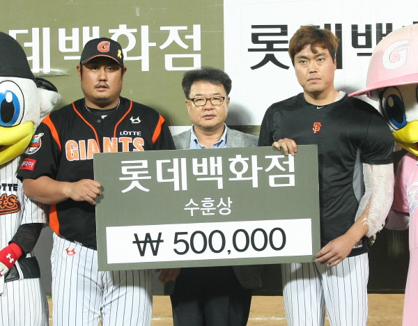 오늘의 수훈선수 최준석 강영식